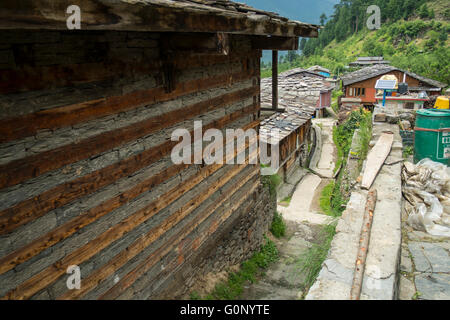 Eine Gasse neben einem schönen Himalaya-Blockhaus im traditionellen Stil Stockfoto