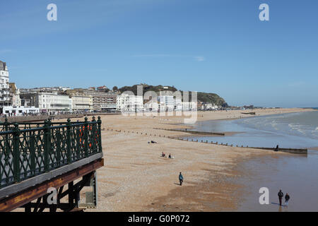 Strand, Meer und Hügel gesehen vom Pier von Hastings, East Sussex, UK Stockfoto