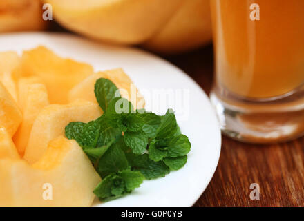 Saft von Cucumis Melo oder Handelstype mit grüner Minze Stockfoto