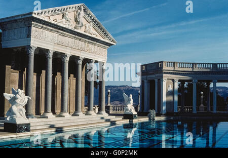 Die Fassade eines alten römischen Tempels ist das Herzstück des einen großen Swimming Pool am Hearst Castle, das regal und abgelegenen Haus des legendären amerikanischen Zeitungsverleger William Randolph Hearst San Simeon an der zentralen Küste von Kalifornien, USA. Der Neptune Pool stammt aus den 1930er Jahren und auf öffentliche Führungen durch den Bundesstaat Kalifornien, der Hügel nach Hause und Eigentum des Hearst im Jahr 1957 erhielt betrieben zu sehen. Leider hat der Pool seine 345.000 Gallonen (1305967 Liter) Wasser seit 2014 wegen des Landes anhaltende Dürre und Leckagen durch Risse im Pool abgelassen wurde. Stockfoto