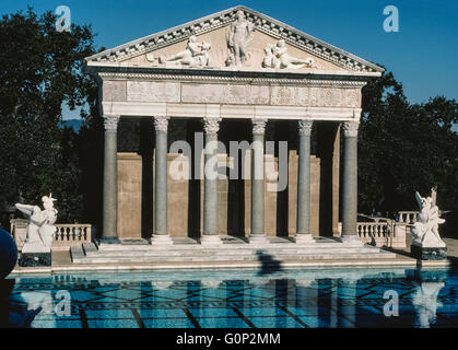 Die Fassade eines alten römischen Tempels ist das Herzstück des einen großen Swimming Pool am Hearst Castle, das regal und abgelegenen Haus des legendären amerikanischen Zeitungsverleger William Randolph Hearst San Simeon an der zentralen Küste von Kalifornien, USA. Der Neptune Pool stammt aus den 1930er Jahren und auf öffentliche Führungen durch den Bundesstaat Kalifornien, der Hügel nach Hause und Eigentum des Hearst im Jahr 1957 erhielt betrieben zu sehen. Leider hat der Pool seine 345.000 Gallonen (1305967 Liter) Wasser seit 2014 wegen des Landes anhaltende Dürre und Leckagen durch Risse im Pool abgelassen wurde. Stockfoto