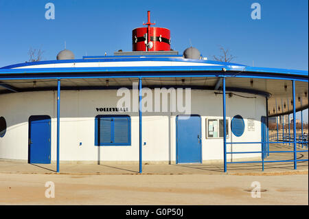 Das Wahrzeichen, Boot-förmige Bootshaus an der Chicago North Avenue Beach. Die Struktur bietet eine Vielzahl an Annehmlichkeiten. Chicago, Illinois, USA. Stockfoto