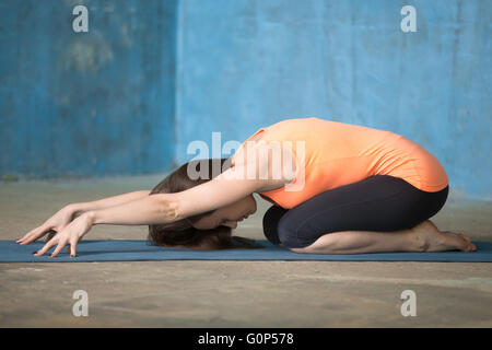 Profilbildnis von schönen jungen Frau gekleidet in hellen Sportbekleidung Yoga drinnen genießen. Yogi-Mädchen trainieren Stockfoto