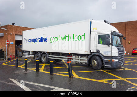 Große LKW Lieferung von waren zu einem Co-Operative-Supermarkt Stockfoto