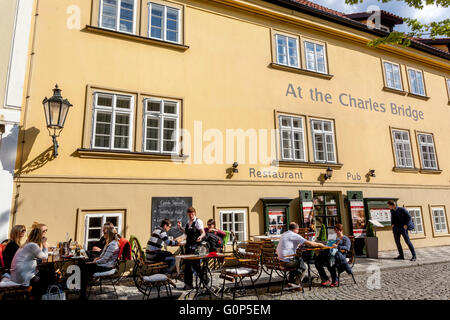 Kneipbar im Prager Restaurant An der Karlsbrücke, der Kampa-Insel, der Prager Kleinseite, Tschechien Stockfoto