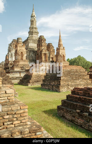 Panoramablick auf alte Wat im Geschichtspark Ayutthaya, Thailand Stockfoto