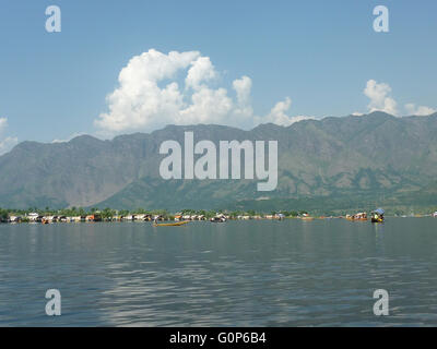 Hausboote in Dal Lake, Srinagar, Kaschmir, Gemüsegärten, Shikaras, Bergkette im Hintergrund schweben Stockfoto