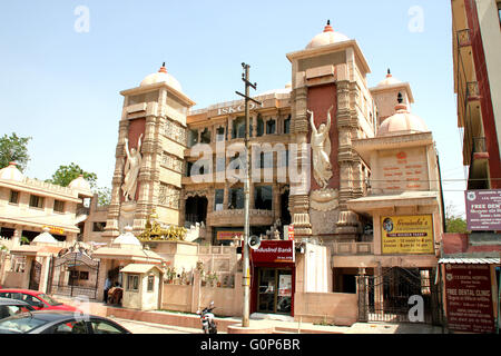 ISKCON Tempel Noida, hob Uttar Pradesh, Indien, prächtige Tempel gewidmet Lord Krishna mit goldenen Wagen auf Plattform Stockfoto