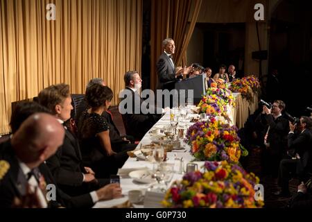 US-Präsident Barack Obama liefert Bemerkungen während der White House Correspondents Association Dinner 27. April 2013 in Washington, D.C. Stockfoto