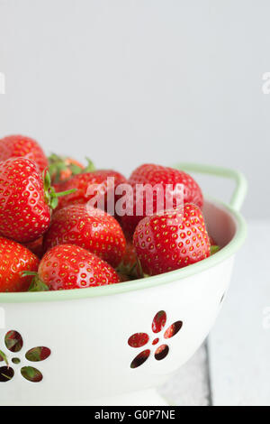 Nahaufnahme von frischen Erdbeeren in ein Sieb geben. Stockfoto