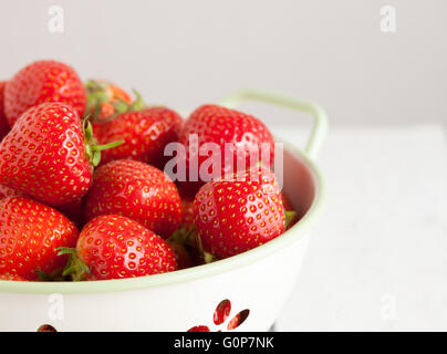 Nahaufnahme von frischen Erdbeeren in ein Sieb geben. Stockfoto