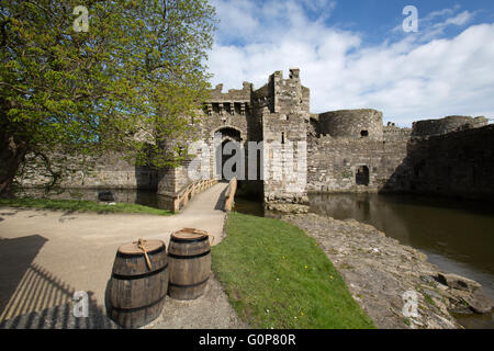Stadt von Beaumaris, Anglesey, Wales. Malerischer Blick auf die, Grade ich aufgeführt, historische Beaumaris Castle Südeingang. Stockfoto