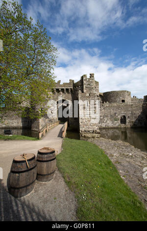 Stadt von Beaumaris, Anglesey, Wales. Malerischer Blick auf die, Grade ich aufgeführt, historische Beaumaris Castle Südeingang. Stockfoto