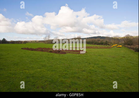 Archäologische Untersuchungen im Gange auf der grünen Wiese in Hay-on-Wye wo Persimmon Homes, Baugenehmigung beantragt haben, 80 neue Häuser zu bauen. Die Website ist Teil des Brecon Beacons National Park. Stockfoto