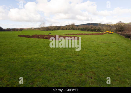 Archäologische Untersuchungen im Gange auf der grünen Wiese in Hay-on-Wye wo Persimmon Homes, Baugenehmigung beantragt haben, 80 neue Häuser zu bauen. Die Website ist Teil des Brecon Beacons National Park. Stockfoto