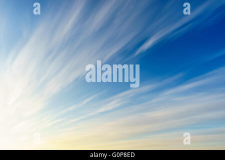 Cirruswolken am blauen Morgenhimmel Stockfoto
