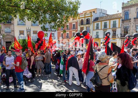 Arbeiter sammeln mit schwarzen und roten Luftballons und Fahnen, vor marschieren über die Triana-Brücke in Mayday-Rallye. Stockfoto