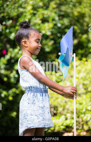 Kleines Mädchen hält ein Windrad im park Stockfoto