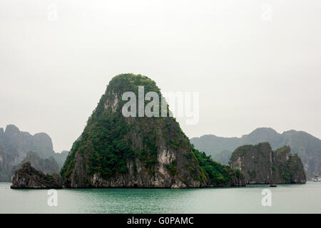 Ha Long Bay Vietnam Karst Topographie zum UNESCO-Weltkulturerbe Stockfoto