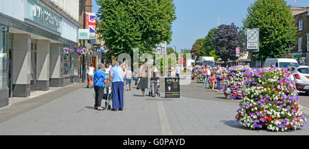 Brentwood Shopping High Street Stadtzentrum breiter Bürgersteig Sommerblumen Ausstellung vor Marks & Spencer Laden Blumen von Local council England UK Stockfoto