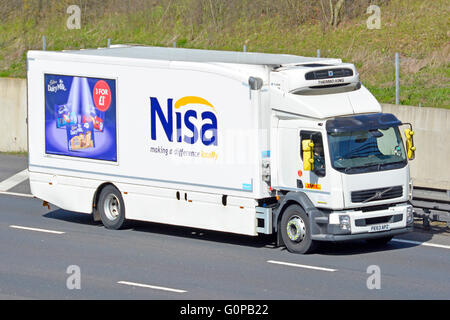 Transportlogistik für Nisa Symbol Gruppe Lebensmittelgeschäft Lieferung LKW betrieben von DHL alle Teil der Lieferkette Unternehmen Stockfoto
