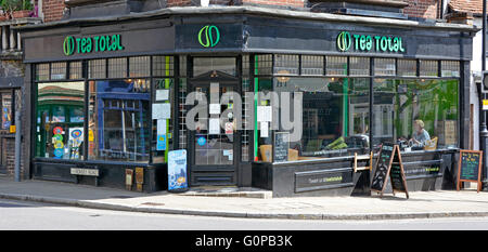 Laden um die Ecke Kaffee Zimmer namens Kaffee insgesamt Teil der Tipps N Blätter business in Lyndhurst, New Forest Hampshire England Großbritannien Stockfoto