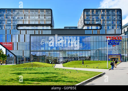 Teil des Bereichs Mischnutzung Woolwich Central umfasst einen großen Tesco Extra laden und einige der 259 neue Gehäuse Wohnungen & Wohnungen Stockfoto