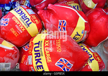 Gefrorene bereit festgesteckt XX groß britische Qualität Türkei mit Innereien in Supermarkt-Vitrine im Dezember für Weihnachten Mahlzeiten England UK Stockfoto