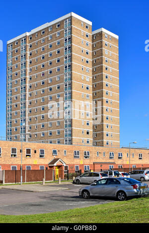 Gemauerte high-Rise Gehäuses Wohnblock mit angrenzenden Flachbau Häuser und Parkplatz Becontree Heide East London England UK Stockfoto