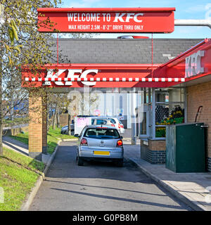 KFC-Fahrt durch Lane mit Kunden im Auto bestellen & sammeln am Fenster East London England UK (verdeckt Nummernschild) Stockfoto