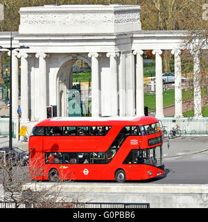 New London Routemaster rot-Bus ohne Werbung auf Strecke neun vorbei Hyde Park Ecke Bildschirm am Hyde Park Corner Straßenkreuzung London England UK Stockfoto