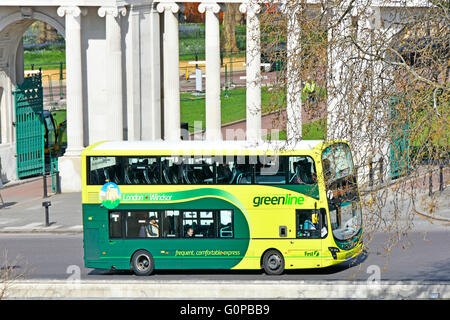 Doppelte Decker grüne Linie Busservice zwischen London und Windsor wird betrieben von erste Group, vorbei an den Hyde Park Ecke Bildschirm Gate London England UK Stockfoto