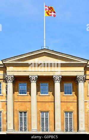 Kolonnade auf Vorderansicht des Apsley House mit dem Herzog von Wellington-Flag geöffnet als Museum & Kunst Galerie Hyde Park Corner England UK Stockfoto