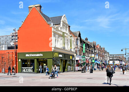 Belling Stadtzentrum Einkaufsviertel McDonalds Fast Food Restaurant Ecke Shopper High Street London Borough of Barking und Dagenham East London UK Stockfoto