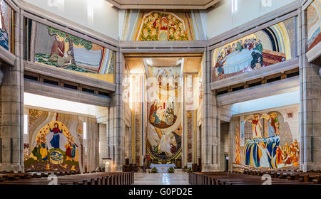 Innenraum der oberen Hauptkirche im Papst John Paul II Heiligtum in Krakau, Polen Stockfoto