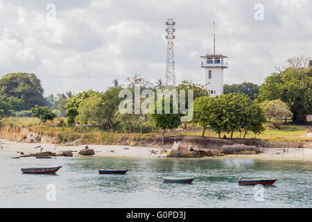 Mehrere kleine Boote ankern in der Bucht von Stone Town, Sansibar Tansania, in der Nähe des Leuchtturms Stockfoto