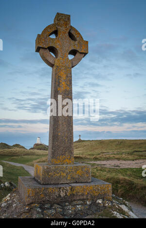 Keltenkreuz auf Llanddwyn Island, Anglesey, North Wales UK bei Sonnenaufgang. Stockfoto