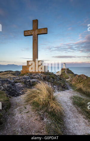 St Dwynwen Kreuz und Leuchtturm auf Llanddwyn Island, Anglesey, North Wales UK bei Sonnenaufgang Stockfoto