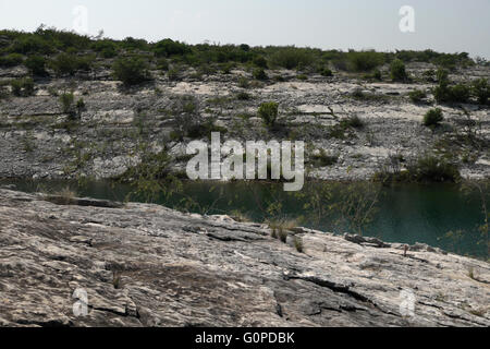 Ein Einlauf und Kalkstein desert Etage an den Lake Amistad National Recreation Area in der Nähe von Del Rio, Texas. Stockfoto