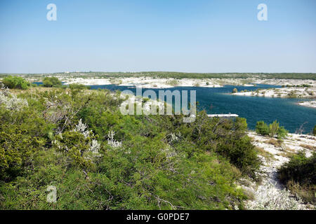 Lake Amistad von der Gouverneurs-Landung in der Nähe von Del Rio, Texas. Auf dem Wüstenboden im Vordergrund sind Mesquite und Purple Sage Stockfoto