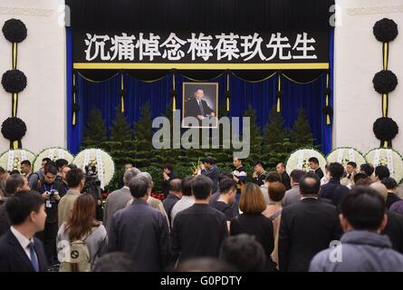 Peking, China. 3. Mai 2016. Menschen besuchen die Abschiedszeremonie der berühmten Pekingoper-Darsteller Mei Baojiu am Heldenfriedhof Beerdigung Center in Peking, Hauptstadt von China, 3. Mai 2016. Mei Baojiu starb am 82 25 April in Peking. Er war das neunte Kind und Nachfolger von Mei Lanfang, eines der am meisten angesehenen chinesischen Künstlern des 20. Jahrhunderts und Schöpfer des "Mei Schule" Stil der Peking-Oper. Bildnachweis: Luo Xiaoguang/Xinhua/Alamy Live-Nachrichten Stockfoto