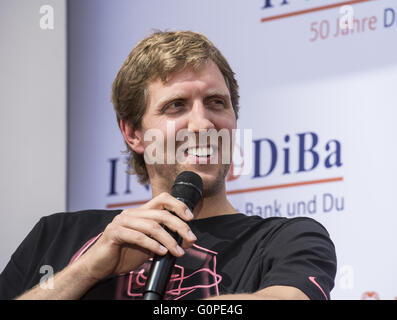 Professioneller Basketballspieler Dirk Nowitzki lächelt während einer Pressekonferenz in Frankfurt a.M., Deutschland, 4. Juni 2015. Der 36-jährige Nowitzki kehrt in der deutschen Nationalmannschaft und spielt bei der Europameisterschaft im September. Foto: ANDREAS ARNOLD/Dpa | weltweite Nutzung Stockfoto