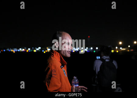 Phoenix, Arizona, USA. 2. Mai 2016. Co-Pilot Bertrand Piccard im Gespräch mit Reportern bevor die solar Solar Impulse Flugzeug pilotiert von André Borschberg am Phoenix-Goodyear Flughafen landet. Das Flugzeug abhob von Moffett-Flugfeld in der Nähe von San Francisco früher in den Tag. die 16 Stunden Flug bedeckt etwa 720 Meilen. Bildnachweis: Jennifer Mack/Alamy Live-Nachrichten Stockfoto