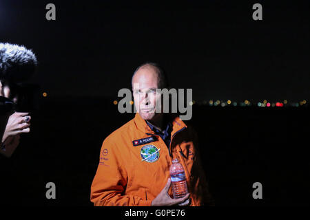 Phoenix, Arizona, USA. 2. Mai 2016. Co-Pilot Bertrand Piccard im Gespräch mit Reportern bevor die solar Solar Impulse Flugzeug pilotiert von André Borschberg am Phoenix-Goodyear Flughafen landet. Das Flugzeug abhob von Moffett-Flugfeld in der Nähe von San Francisco früher in den Tag. die 16 Stunden Flug bedeckt etwa 720 Meilen. Bildnachweis: Jennifer Mack/Alamy Live-Nachrichten Stockfoto