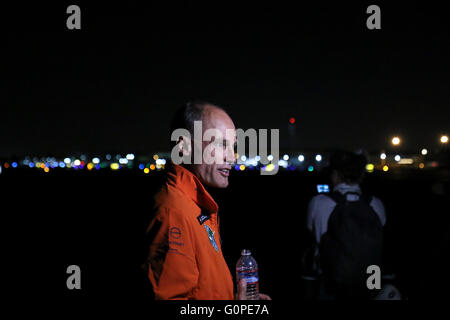 Phoenix, Arizona, USA. 2. Mai 2016. Co-Pilot Bertrand Piccard im Gespräch mit Reportern bevor die solar Solar Impulse Flugzeug pilotiert von André Borschberg am Phoenix-Goodyear Flughafen landet. Das Flugzeug abhob von Moffett-Flugfeld in der Nähe von San Francisco früher in den Tag. die 16 Stunden Flug bedeckt etwa 720 Meilen. Bildnachweis: Jennifer Mack/Alamy Live-Nachrichten Stockfoto