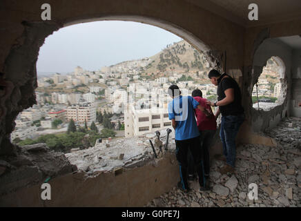 Nablus, Westjordanland, Palästinensische Gebiete. 3. Mai 2016. Palästinenser betrachten den Schaden in der West Bank von Nablus auf 3. Mai 2016, nachdem israelische Soldaten das Haus von Zaid Amer, ein palästinensischer Mann beschuldigt, Teilnahme an der Ermordung von wenigen jüdischen Siedler in der Nähe der Siedlung Itamar im Oktober letzten Jahres zerstört. Das jüdische Ehepaar vor ihren kleinen Kindern erschossen wurde, während sie auf der West Bank-Straße zwischen den nördlichen Siedlungen von Itamar und Elon Moreh Credit fuhren: Nedal Eshtayah/APA Bilder/ZUMA Draht/Alamy Live News Stockfoto