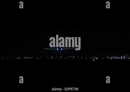 Phoenix, Arizona, USA. 2. Mai 2016. Solar Impulse landet das solar angetriebene Flugzeug pilotiert von André Borschberg am Phoenix-Goodyear-Flughafen. Das Flugzeug abhob von Moffett-Flugfeld in der Nähe von San Francisco früher in den Tag. die 16 Stunden Flug bedeckt etwa 720 Meilen. Bildnachweis: Jennifer Mack/Alamy Live-Nachrichten Stockfoto