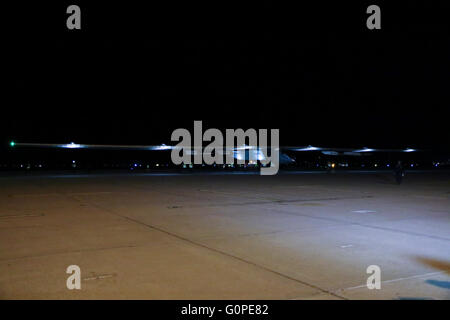 Phoenix, Arizona, USA. 2. Mai 2016. Solar Impulse landet das solar angetriebene Flugzeug pilotiert von André Borschberg am Phoenix-Goodyear-Flughafen. Das Flugzeug abhob von Moffett-Flugfeld in der Nähe von San Francisco früher in den Tag. die 16 Stunden Flug bedeckt etwa 720 Meilen. Bildnachweis: Jennifer Mack/Alamy Live-Nachrichten Stockfoto