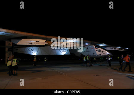 Phoenix, Arizona, USA. 2. Mai 2016. Solar Impulse landet das solar angetriebene Flugzeug pilotiert von André Borschberg am Phoenix-Goodyear-Flughafen. Das Flugzeug abhob von Moffett-Flugfeld in der Nähe von San Francisco früher in den Tag. die 16 Stunden Flug bedeckt etwa 720 Meilen. Bildnachweis: Jennifer Mack/Alamy Live-Nachrichten Stockfoto