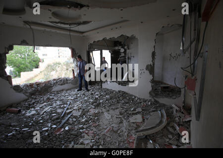 Nablus, Westjordanland, Palästinensische Gebiete. 3. Mai 2016. Palästinenser betrachten den Schaden in der West Bank von Nablus auf 3. Mai 2016, nachdem israelische Soldaten das Haus von Zaid Amer, ein palästinensischer Mann beschuldigt, Teilnahme an der Ermordung von wenigen jüdischen Siedler in der Nähe der Siedlung Itamar im Oktober letzten Jahres zerstört. Das jüdische Ehepaar vor ihren kleinen Kindern erschossen wurde, während sie auf der West Bank-Straße zwischen den nördlichen Siedlungen von Itamar und Elon Moreh Credit fuhren: Nedal Eshtayah/APA Bilder/ZUMA Draht/Alamy Live News Stockfoto